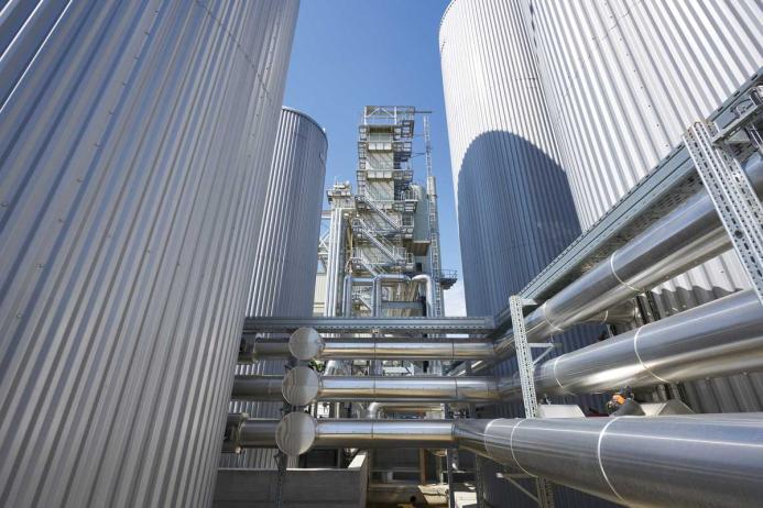 Electrically heated tanks with optimum energy insulation from Benninghoven offer efficient bitumen storage with zero local emissions