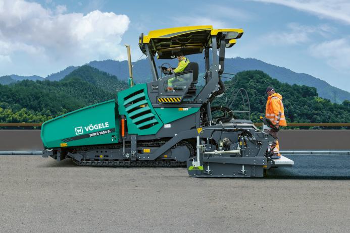 The SUPER 1800-5(i) combines extreme versatility and excellent engine performance and laydown rate with the latest ‘Dash 5’ technology