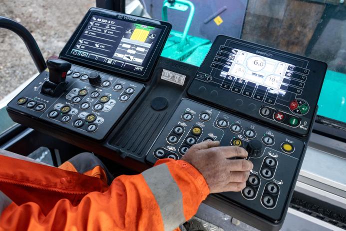 The SUPER 1800-5(i) paver operator’s enhanced ErgoPlus 5 operating console offers improved visibility, better comfort and ergonomics, and everything that is needed for networked road construction