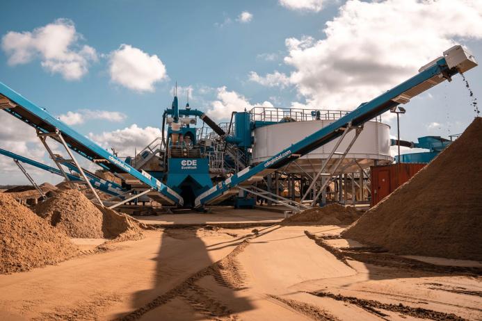 The wash plant also produces both fine and coarse sand grades