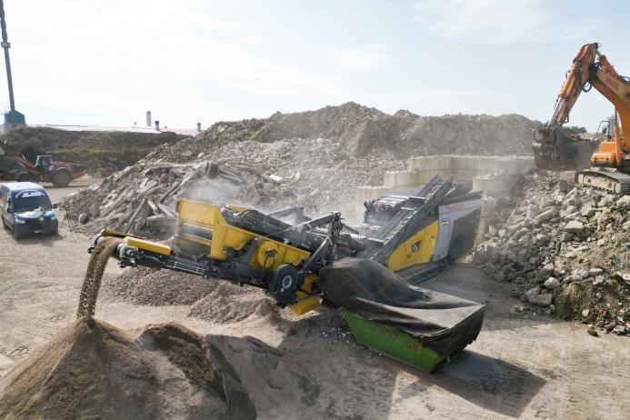 Keestrack R3 mobile tracked impact crusher 