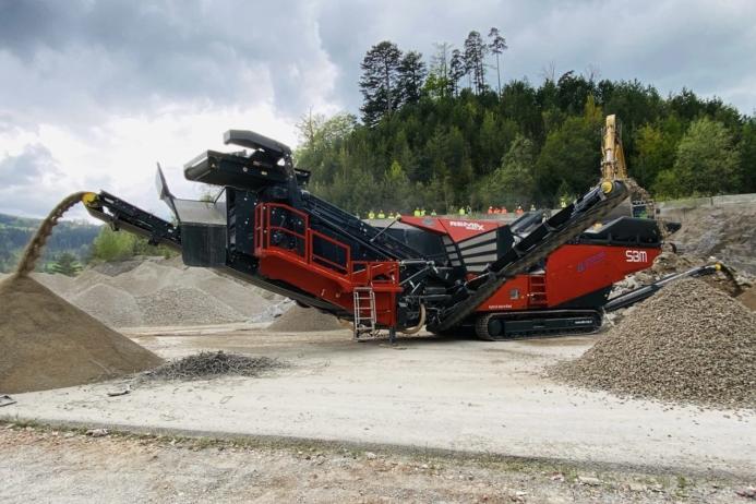 The SBM REMAX 600 mobile impact crusher is capable of producing up to five different finished products at a production rate of up to 600 tonnes/h