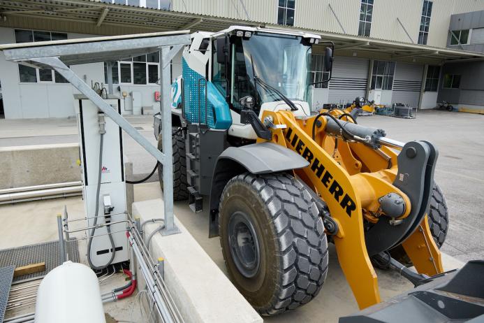 As part of the development of the hydrogen wheel loader, Liebherr Bischofshofen opened their own hydrogen filling station