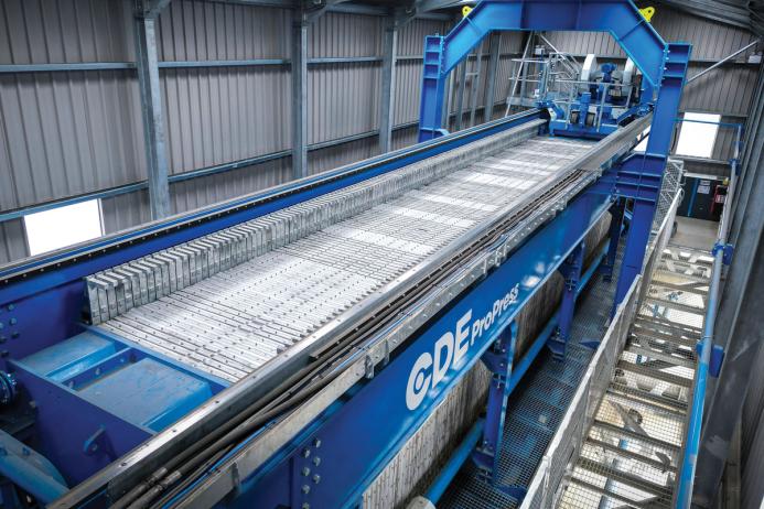 The smart design of the CDE ProPress is supported by an innovative, multifunctional robot, which serves as the main workhorse for the filter press, controlling plate opening, plate shaking, cloth washing, plate winch, and the maintenance platform