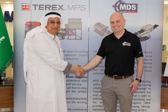 L-R: Amal AlMizyen, chief executive operation officer of Abdul Latif Jameel Machinery, and MDS general manager Conor Hegarty