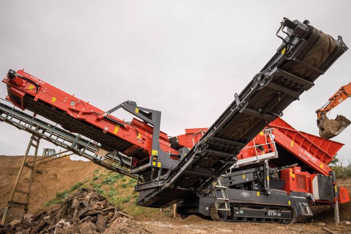 At full speed and depending on feed material, the Terex Finlay 873+ Hybrid has the capacity to process up to 450 tonnes/h