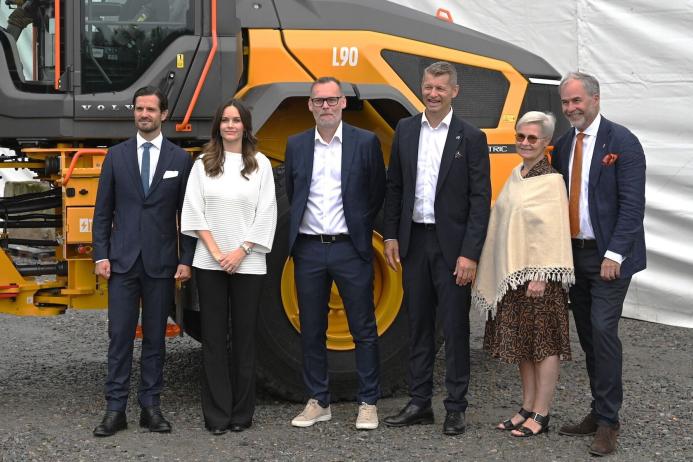 The inauguration ceremony marked the start of Arvika’s journey into the production of electric wheel loaders. Pictured (L-R) are Prince Carl Philip, Princess Sofia, Mikael Liljestrand, Melker Jernberg, Maria Andrén, and Governor of Värmland Georg Andrén