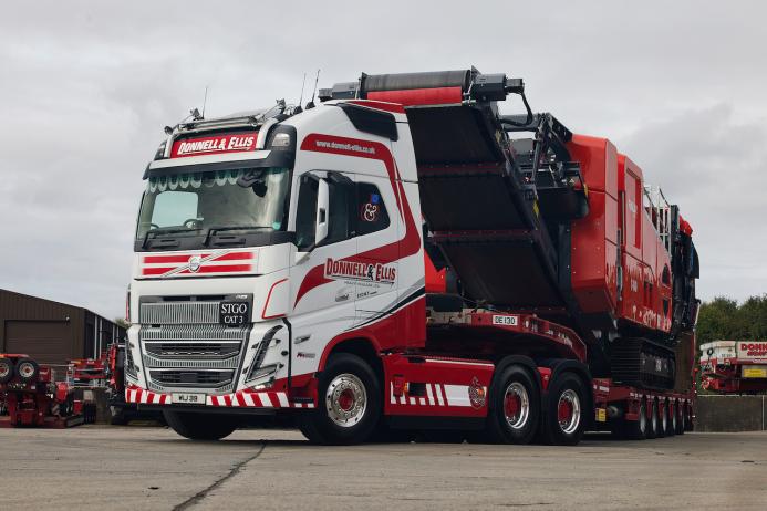 Donnell & Ellis Heavy Haulage have added a pair of new Volvo FH16 650 6x4 tractor units to their fleet 