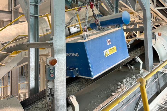 Bunting suspension electro magnet suspended over the conveyor