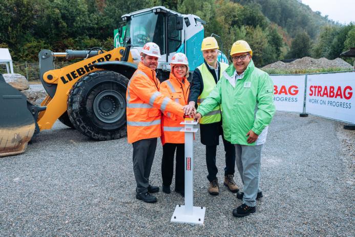 L–R: Formal launch of the project in the presence of Klemens Haselsteiner, CEO of STRABAG; Leonore Gewessler, Federal Minister for Climate Action, Environment, Energy, Mobility, Innovation and Technology; Jan Liebherr, chairman of the board of directors of Liebherr-International AG; and Martin Graf, director of Energie Steiermark. Photo: STRABAG, Martin Anger