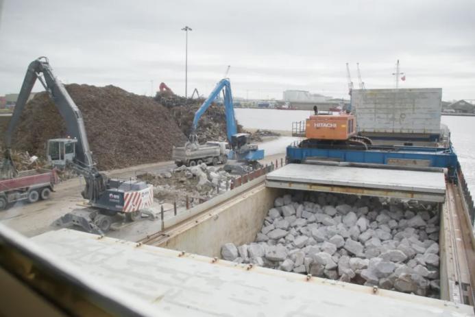 Delivery of rock armour from Aggregate Industries’ Glensanda superquarry for Lincolnshire’s Stallingborough Sea Defence Improvement Scheme