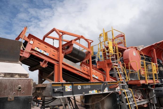 Hydraulic service platforms on both sides of the crusher allow for safe and stable access to the unit
