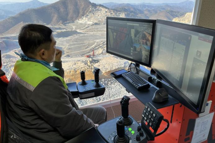 The AutoMine Control Room solution enables full control of the Pantera DP1100i drill rig from a remote control room, eliminating operator exposure to hazardous environments