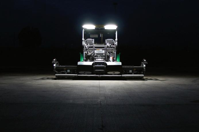 Integrated LED floodlights illuminate the entire working area up to a distance of 4m behind the screed and across a paving width of up to 10m