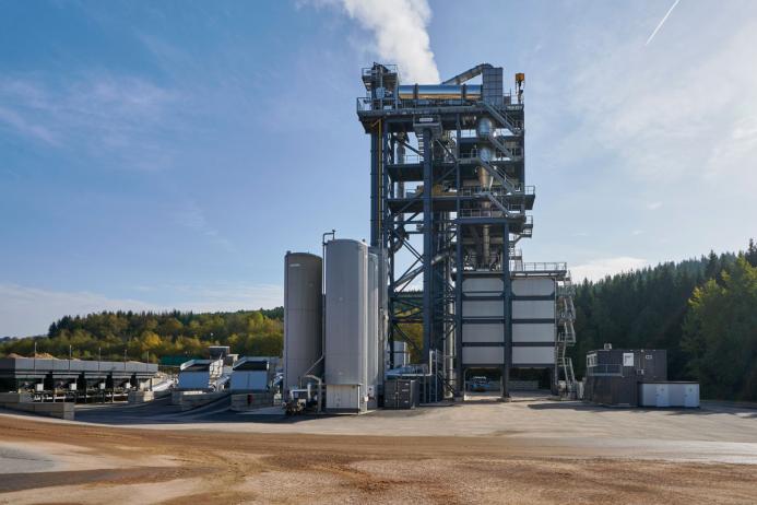 Foamed bitumen is particularly attractive as a binding agent for the production of reduced-temperature asphalt because it only requires water as an additive – a commodity that is available at almost every asphalt mixing plant