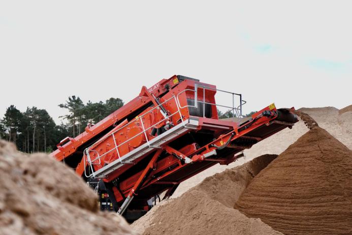 The Finlay 684 is equipped with a 4.3m x 1.7m screenbox which can be hydraulically inclined from 18° to 37°