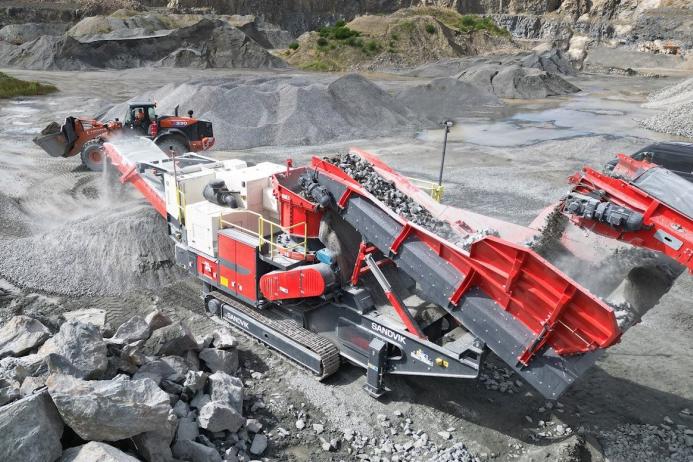The QH443E features a new and improved heavy-duty feeder design