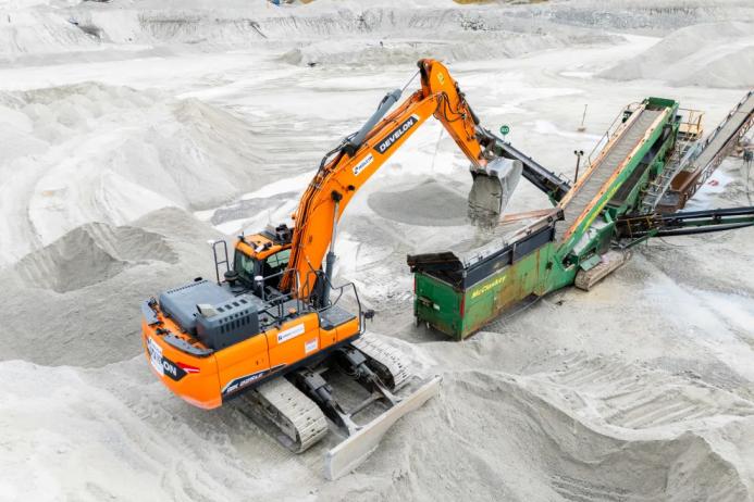 The excavator was able to average 133 cycles per hour, shifting 1,500 tonnes of material daily with 99% accuracy and minimal spillage