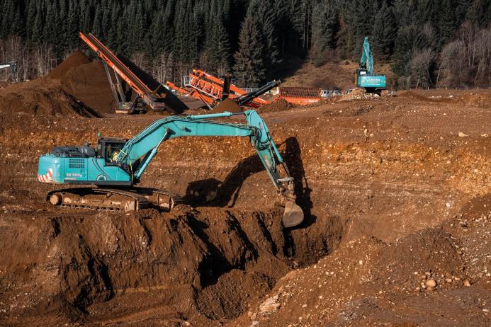 Cross Civils’ Molson-supplied equipment working the sand and gravel deposit next to the river Tay