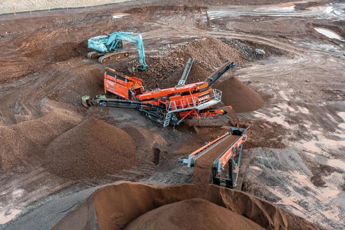 Kobelco SK210LC-11 feeding the Finlay 674 inclined screen