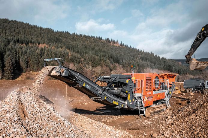 Finlay J-1160 jaw crusher reducing the oversize river gravel