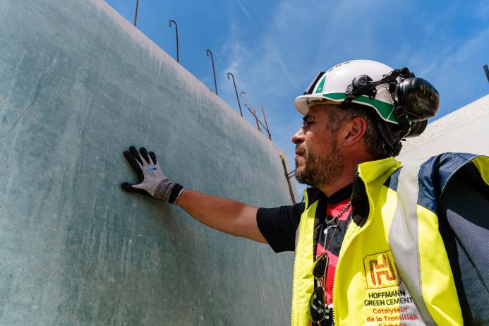 H-UKR decarbonized cement is manufactured cold, using industrial co-products and activators from the chemical industry, ultimately producing clinker-free, low-carbon concretes and concrete products