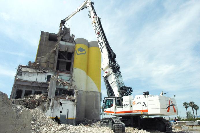 Hercal have invested in the largest demolition excavator on the Iberian Peninsula – the Liebherr R 980 Demolition 