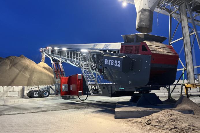 Mibau Stema UK’s new Telestack TS52 radial telescopic stockpiling conveyor