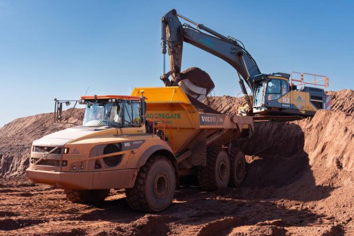 Holcim’s EC480E works on the quarry shelf, loading material into a Volvo A40G articulated hauler