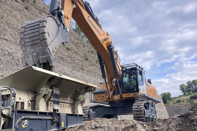For Beynon sand and gravel quarry, teams from SAB/Ets PIC and Liebherr France SAS collaborated to develop a reinforced bucket with a width of 1,450mm and a capacity of two cubic metres, equipped with crusher-grade protective wear plates