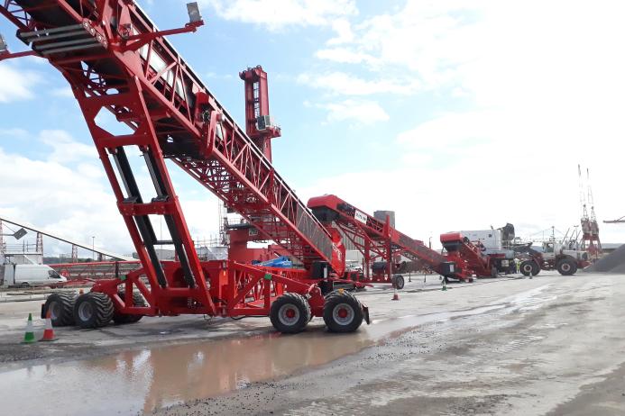 View showing the Telestack HF 12 hopper feeder and TL 18 link conveyor feeding the TB 42 shiploader