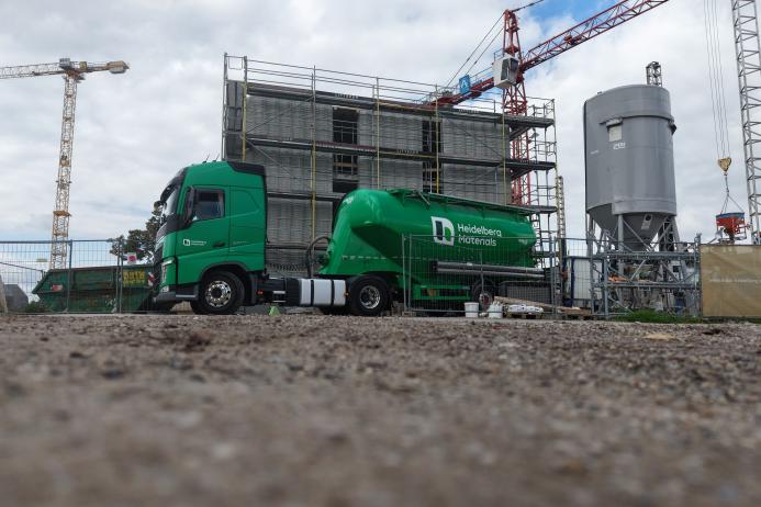 Heidelberg Materials, recognized for their expertise in 3D concrete printing and the decarbonization of the built environment, are supplying high-tech materials with significantly reduced CO2 emissions for DREIHAUS