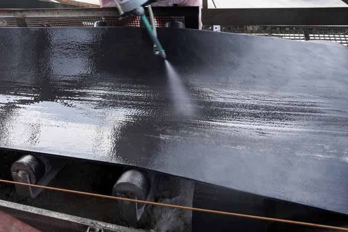 The PUR-based coating system is easy to spray on and increases the resistance of wear-prone areas