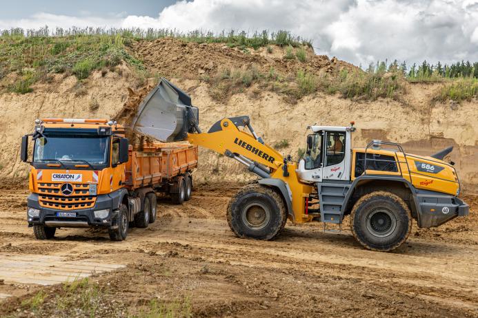 The L 586 XPower wheel loader with hydrostatic and mechanical drive ensures consistent performance and guarantees lower fuel consumption in use