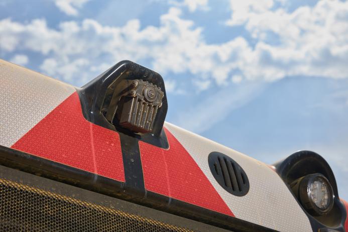 Sensors on the rear of the wheel loader differentiate between static and moving objects, including people, and stop the machine if a collision is likely