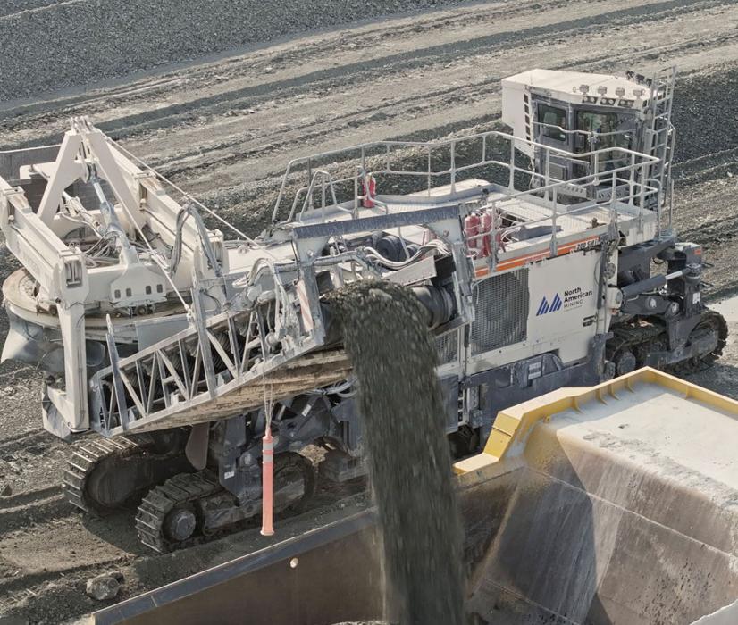 Continuous direct loading of 70-ton mining dumptrucks is no problem for the Wirtgen surface miner