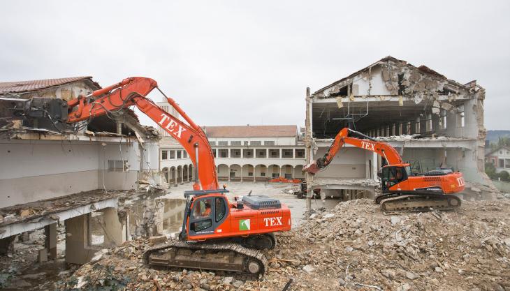 Some of the Doosan excavators tearing down the iconic Colegio de los Salesianos 