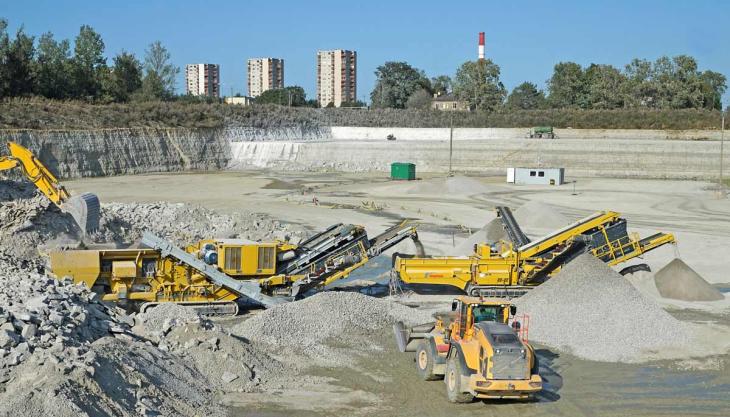Paekivitoodete Tehas have invested in Keestrack hybrid diesel-electric and electric plug-in drive technologies at Väo Quarry in Estonia Keestrack machines at Vao Quarry in Estonia
