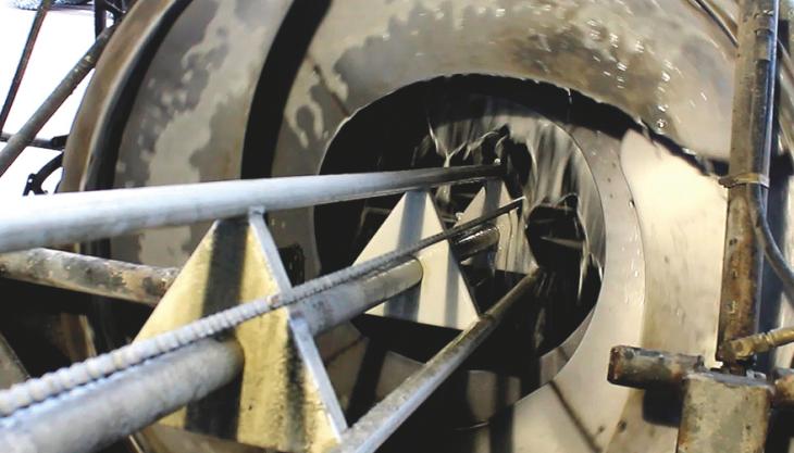 Cracking concrete residue in truckmixer drums Concrete cleaning lance