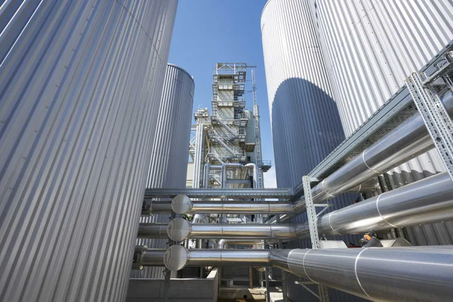Electrically heated tanks with optimum energy insulation from Benninghoven offer efficient bitumen storage with zero local emissions