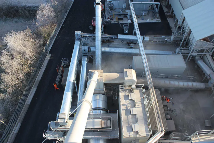 Transfer conveyor arrangement from the cold-feed/RAP hoppers