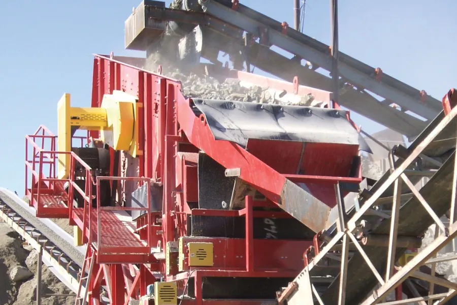 Inclined aggregate screen