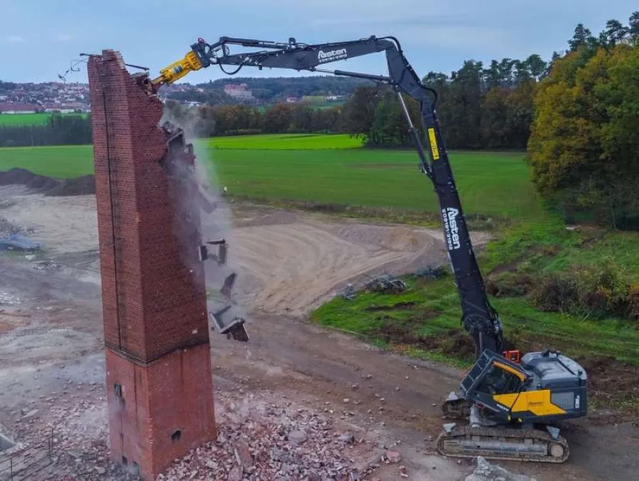 Austen’s Volvo EC380E HR features a custom-made quick-change boom system 