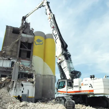 Hercal have invested in the largest demolition excavator on the Iberian Peninsula – the Liebherr R 980 Demolition 