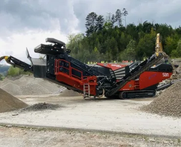 The SBM REMAX 600 mobile impact crusher is capable of producing up to five different finished products at a production rate of up to 600 tonnes/h