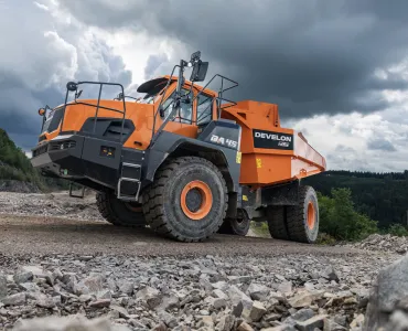 The 4x4 DA45-7 two-axle articulated dumptruck from Develon