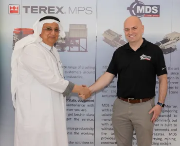 L-R: Amal AlMizyen, chief executive operation officer of Abdul Latif Jameel Machinery, and MDS general manager Conor Hegarty