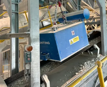 Bunting suspension electro magnet suspended over the conveyor