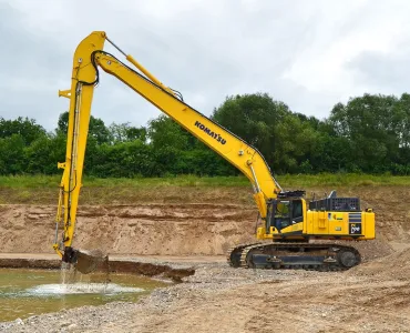 The customized PC700LC-11E0 in operation at Kann GmbH Baustoffwerke’s Mülheim-Kärlich site