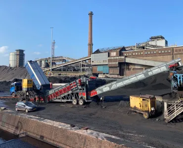 The Titan W800 wheel-mounted mobile truck unloader in operation